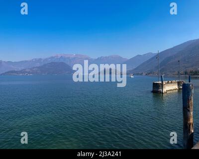 Bergame, Italie: 10-02-2022: Panoramique du lac Iseo, le quatrième plus grand lac de Lombardie, Italie, alimenté par la rivière Oglio Banque D'Images