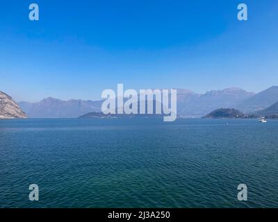 Bergame, Italie: 10-02-2022: Panoramique du lac Iseo, le quatrième plus grand lac de Lombardie, Italie, alimenté par la rivière Oglio Banque D'Images