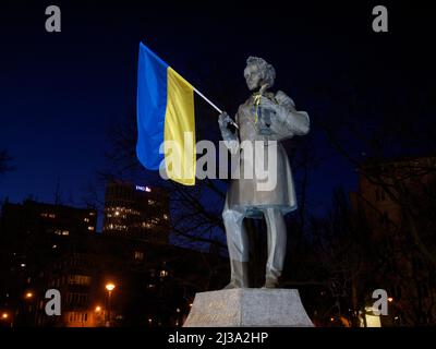 Taras Shevchenko (poète national ukrainien) Statue (Pomnik Tarasa Szewczenki), Varsovie, Pologne sur ces photos, Shevchenko détient le drapeau ukrainien. Banque D'Images