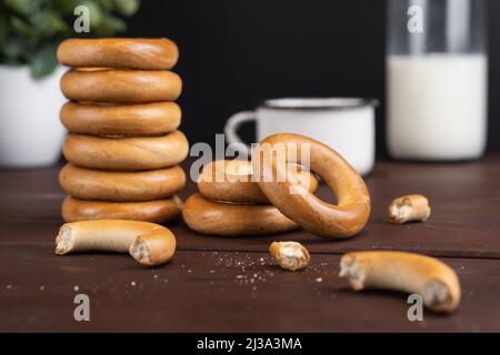 Des petits pains russes traditionnels avec du lait et du miel sur une table en bois. Dessert de farine populaire Banque D'Images