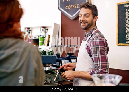 Service avec le sourire. Photo d'une jeune femme commandant un café dans un café. Banque D'Images