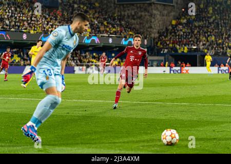 Castellon, Espagne. 06th avril 2022. Geronimo Rulli (L) de Villarreal CF et Thomas Muller (R) de Bayern Munchen vu en action pendant le quart de finale de la Ligue des champions de l'UEFA, match de football entre Villarreal CF et Bayern Munchen à l'Estadio de la Ceramica. (Note finale; Villarreal CF 1:0 Bayern Munchen) crédit: SOPA Images Limited/Alay Live News Banque D'Images