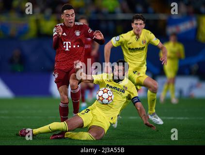 VILA-REAL, 7 avril 2022 (Xinhua) -- Raul Albiol (bas) de Villarreal vies avec Jamal Musiala de Bayern Munich lors d'un match de la Ligue des champions de l'UEFA entre Villarreal CF d'Espagne et le Bayern Munich d'Allemagne au stade de la Ceramica à Vila-Real, Espagne, le 6 avril 2022. (str/Xinhua) Banque D'Images