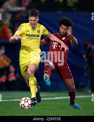 VILA-REAL, 7 avril 2022 (Xinhua) -- Juan Foyth (L) de Villarreal vies avec Serge Gnabry de Bayern Munich lors d'un match de la Ligue des champions de l'UEFA entre Villarreal CF d'Espagne et le Bayern Munich d'Allemagne au stade de la Ceramica à Vila-Real, Espagne, le 6 avril 2022. (str/Xinhua) Banque D'Images