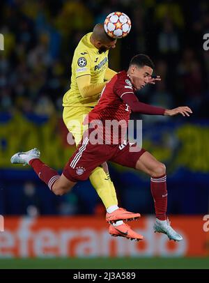 VILA-REAL, 7 avril 2022 (Xinhua) -- Etienne Capoue (L) de Villarreal vies avec Jamal Musiala de Bayern Munich lors d'un match de la Ligue des champions de l'UEFA entre Villarreal CF d'Espagne et le Bayern Munich d'Allemagne au stade de la Ceramica à Vila-Real, Espagne, le 6 avril 2022. (str/Xinhua) Banque D'Images