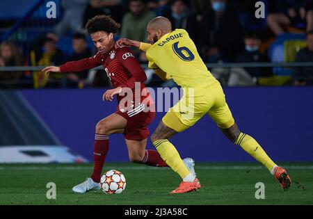 VILA-REAL, 7 avril 2022 (Xinhua) -- Etienne Capoue (R) de Villarreal vies avec Serge Gnabry de Bayern Munich lors d'un match de la Ligue des champions de l'UEFA entre Villarreal CF d'Espagne et le Bayern Munich d'Allemagne au stade de la Ceramica à Vila-Real, Espagne, le 6 avril 2022. (str/Xinhua) Banque D'Images