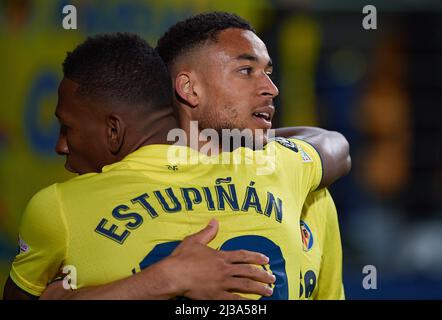 VILA-REAL, 7 avril 2022 (Xinhua) -- Arnaut Danjuma (R) de Villarreal célèbre un but avec son coéquipier Pervis Estupinan lors d'un match de l'UEFA Champions League entre Villarreal CF d'Espagne et le Bayern Munich d'Allemagne au stade la Ceramica de Vila-Real, Espagne, le 6 avril 2022. (str/Xinhua) Banque D'Images