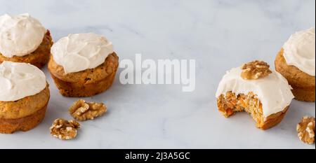 Muffins aux gâteaux de carotte avec glaçage au fromage à la crème et espace de copie au milieu. Banque D'Images