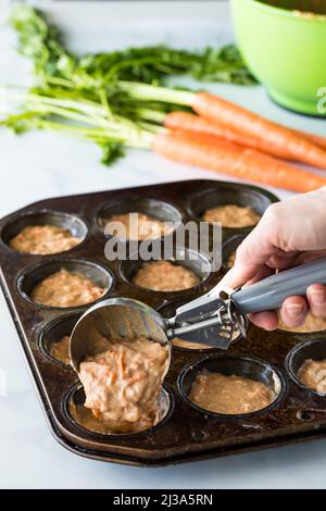 Pâte à muffins au gâteau de carottes en vue d'une utilisation dans un moule à muffins pour la cuisson. Banque D'Images