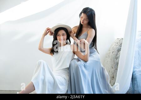 Des femmes chinoises magnifiques et élégantes dans des robes longues - photo de stock Banque D'Images