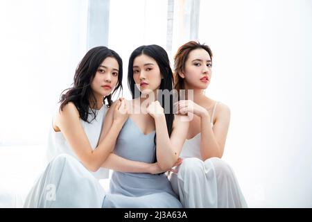 Photo de groupe de modèles féminins chinois nobles et à la mode - photo de stock Banque D'Images
