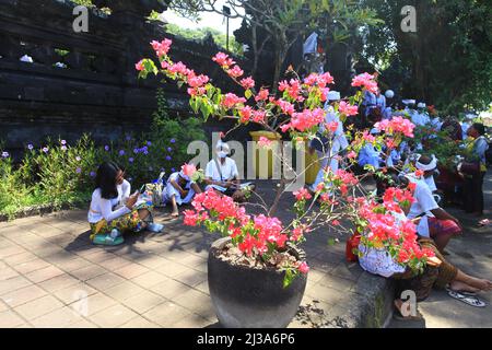 Cérémonie à Pura Goa Lawah ou au temple de la grotte de Goa Lawah Bat à Goa Lawah, Klungkung, Bali, Indonésie. Banque D'Images