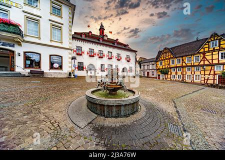 Linz am Rhein, Allemagne - 31 juillet 2021 : Fontaine en cuivre au milieu de l'ancien marché avec des maisons à colombages et l'hôtel de ville au Th Banque D'Images