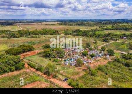 Vue aérienne d'un cimetière avec des tombes au-dessus du sol au Paraguay. Banque D'Images