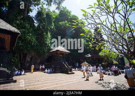 Cérémonie à Pura Goa Lawah ou au temple de la grotte de Goa Lawah Bat à Goa Lawah, Klungkung, Bali, Indonésie. Banque D'Images