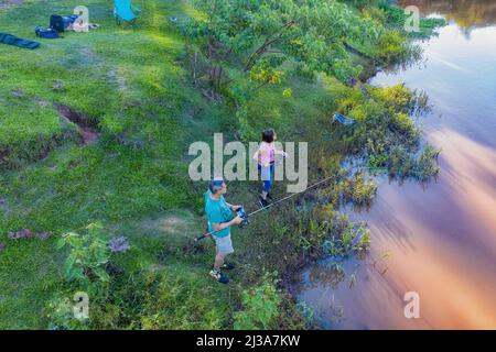 Vue aérienne d'un homme et d'une femme qui pêchent sur la rivière Tebicauary au Paraguay. Banque D'Images