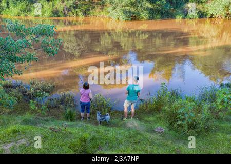 Vue aérienne d'un homme et d'une femme qui pêchent sur la rivière Tebicauary au Paraguay. Banque D'Images