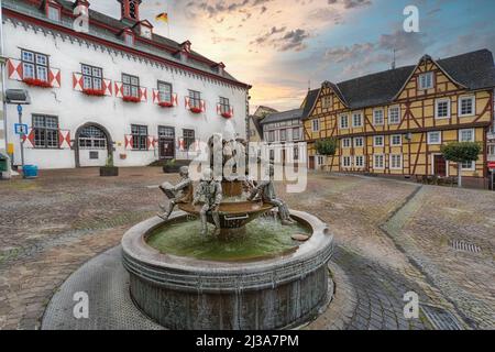 Fontaine en cuivre au milieu de l'ancien marché avec des maisons à colombages et l'hôtel de ville en arrière-plan à Linz am Rhein, en Allemagne. Banque D'Images