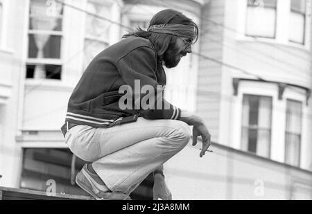 Rock Scully qui a contribué à l'installation de la scène pour le Haight Ashbury Street Festival à San Francisco, au cours duquel les morts reconnaissants se sont produit en 1980. Banque D'Images