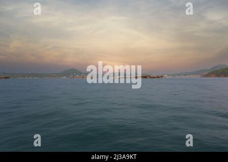 Les mers côtières autour de Koh Sichang, en Thaïlande, sont encombrées de navires de cargaison par temps clair. Banque D'Images