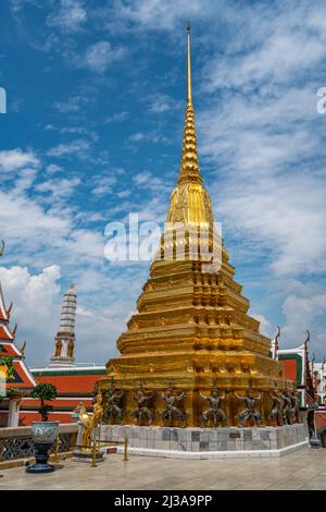 Bangkok, Thaïlande - 29 mars 2022 : la stupa dorée que les démons ou les géants portent sur le dos à la base, est une des belles stupas dans le Temple Banque D'Images