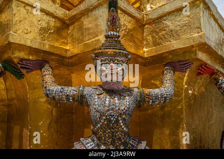 Bangkok, Thaïlande - 29 mars 2022 : gros plan sur le visage du démon ou du géant qui porte le stupa d'or sur le dos dans le Temple du Bouddha d'Émeraude Banque D'Images