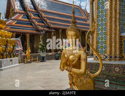 Bangkok, Thaïlande - 29 mars 2022 : Kinnara, une créature mythologique hindoue au Temple du Bouddha d'Émeraude ou Wat Phra Kaew au Grand Palais. Banque D'Images