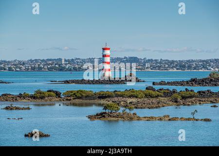 Phare sur l'île Rangitoto, une île volcanique dans le golfe d'Hauraki près d'Auckland, Nouvelle-Zélande. Banque D'Images