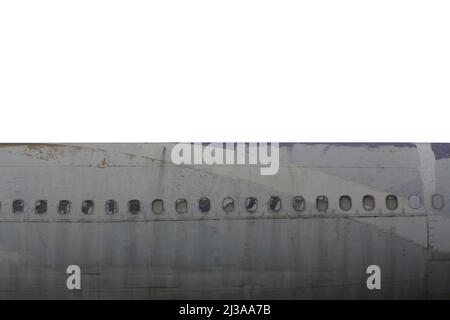 Fuselage d'un ancien plan isolé sur fond blanc et doté de chemins d'écrêtage. Banque D'Images