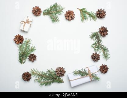 Cadre rond de Noël fait de choses naturelles d'hiver. Pose à plat. Banque D'Images