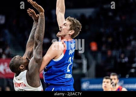 Istanbul, Turquie. 06th avril 2022. Othello Hunter (L) du FC Bayern Munich et Tibor Pleiss (R) d'Anadolu Efes Istanbul vu en action pendant la série 19 de la saison régulière Euroligue 2021/2022 Turkish Airlines entre Anadolu Efes et Bayern Munich au dôme Sinan Erdem. Score final; Anadolu Efes 81:76 Bayern Munich. Crédit : SOPA Images Limited/Alamy Live News Banque D'Images