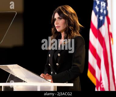 Simi Valley, Californie, États-Unis. 06th avril 2022. KRISTI NOEM, gouverneur du Dakota du Sud, parle à la bibliothèque Reagan dans sa série de conférenciers « Un temps pour choisir ».(image de crédit : © Brian Cahn/ZUMA Press Wire) Banque D'Images