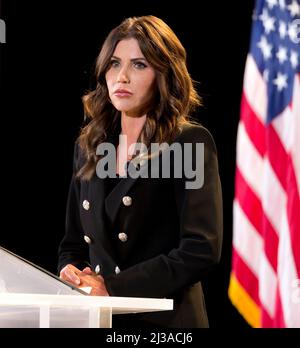 Simi Valley, Californie, États-Unis. 06th avril 2022. KRISTI NOEM, gouverneur du Dakota du Sud, parle à la bibliothèque Reagan dans sa série de conférenciers « Un temps pour choisir ».(image de crédit : © Brian Cahn/ZUMA Press Wire) Banque D'Images