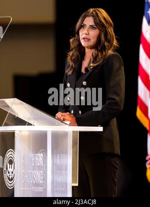 Simi Valley, Californie, États-Unis. 06th avril 2022. KRISTI NOEM, gouverneur du Dakota du Sud, parle à la bibliothèque Reagan dans sa série de conférenciers « Un temps pour choisir ».(image de crédit : © Brian Cahn/ZUMA Press Wire) Banque D'Images