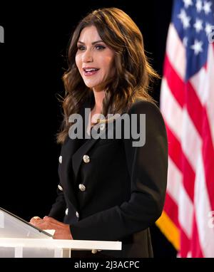 Simi Valley, Californie, États-Unis. 06th avril 2022. KRISTI NOEM, gouverneur du Dakota du Sud, parle à la bibliothèque Reagan dans sa série de conférenciers « Un temps pour choisir ».(image de crédit : © Brian Cahn/ZUMA Press Wire) Banque D'Images