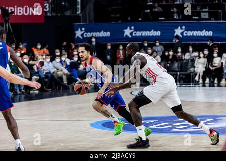 Istanbul, Turquie. 06th avril 2022. Othello Hunter (R) du FC Bayern Munich et Shane Larkin (L) d'Anadolu Efes Istanbul vu en action pendant la série 19 de la saison régulière Euroligue 2021/2022 Turkish Airlines entre Anadolu Efes et Bayern Munich au dôme Sinan Erdem. Score final; Anadolu Efes 81:76 Bayern Munich. (Photo de Nicholas Muller/SOPA Images/Sipa USA) crédit: SIPA USA/Alay Live News Banque D'Images