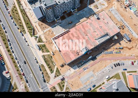 nouveau parking multiniveau en construction entre les bâtiments résidentiels. photo de drone aérien Banque D'Images