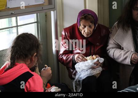 Przemysl, Pologne. 3rd avril 2022. Une famille de plusieurs générations à la gare de Przemysl. (Image de crédit : © Amy Katz/ZUMA Press Wire) Banque D'Images