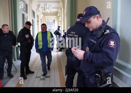 Przemysl, Pologne. 3rd avril 2022. Trois pompiers qui gardaient les halls menant à la zone de couchage pour les réfugiés (Credit image: © Amy Katz/ZUMA Press Wire) Banque D'Images