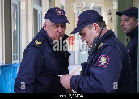 Przemysl, Pologne. 3rd avril 2022. Trois pompiers qui gardaient les halls menant à la zone de couchage pour les réfugiés (Credit image: © Amy Katz/ZUMA Press Wire) Banque D'Images