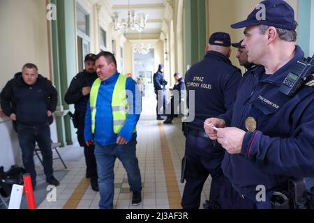 Przemysl, Pologne. 3rd avril 2022. Pompiers protégeant les halls menant à la zone de couchage pour les ukrainianréfugiés (Credit image: © Amy Katz/ZUMA Press Wire) Banque D'Images