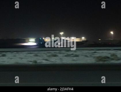 Un F-22 Raptor prend son envol avec afterburner lors d'une mission de nuit à la base aérienne d'Al Dhafra, aux Émirats arabes Unis, le 15 mars 2022. Les F-22s ont été rapidement déployés dans la base au début du mois sur commande du secrétaire américain à la Défense en coordination avec le prince héritier d'Abu Dhabi et se joignent à une gamme de capacités aériennes de combat conjointes, de coalition et alliées et partenaires déjà basées dans la région. (É.-U. Photo de la Force aérienne par le sergent d'état-major. Nicholas Ross) Banque D'Images