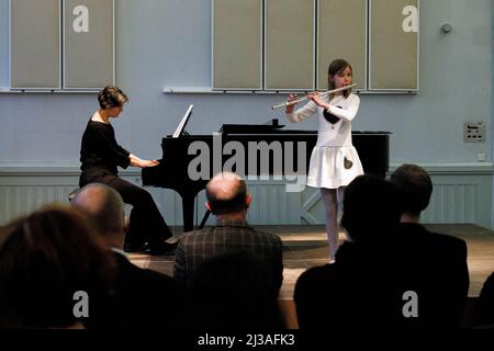 Berlin, Allemagne. 05th avril 2022. Anastasia Solovieva, originaire d'Ukraine, joue la flûte lors d'un concert à l'école secondaire Carl Philipp Emanuel Bach Music à Berlin pour soutenir le Lyceum Kruschelnitska à Lviv, en Ukraine. Onze enfants particulièrement doués d'Ukraine vont à l'école secondaire de musique de Berlin et peuvent y poursuivre leur éducation. (À dpa-KORR 'force mentale': Les Ukrainiens apprennent dans les écoles secondaires de musique allemande') Credit: Carsten Koall/dpa/Alay Live News Banque D'Images