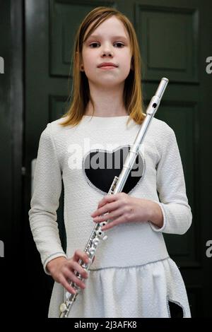 Berlin, Allemagne. 05th avril 2022. Anastasia Solovieva, d'Ukraine, tient sa flûte avant un concert-bénéfice à l'école secondaire de musique Carl Philipp Emanuel Bach à Berlin pour soutenir le Lyceum Kruschelnitska à Lviv, en Ukraine. Onze enfants particulièrement doués d'Ukraine vont à l'école secondaire de musique de Berlin et peuvent y poursuivre leur éducation. Credit: Carsten Koall/dpa/Alay Live News Banque D'Images