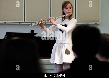 Berlin, Allemagne. 05th avril 2022. Anastasia Solovieva, originaire d'Ukraine, joue la flûte lors d'un concert à l'école secondaire Carl Philipp Emanuel Bach Music à Berlin pour soutenir le Lyceum Kruschelnitska à Lviv, en Ukraine. Onze enfants particulièrement doués d'Ukraine vont à l'école secondaire de musique de Berlin et peuvent y poursuivre leur éducation. (À dpa-KORR 'force mentale': Les Ukrainiens apprennent dans les écoles secondaires de musique allemande') Credit: Carsten Koall/dpa/Alay Live News Banque D'Images