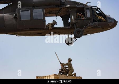 L'aviateur de classe 1st Christopher Gardner [à gauche], un membre de vol affecté à l'escadron 39th des forces de sécurité, et l'adjudant-chef de l'armée américaine 2 Sean Brandt [à droite], un pilote UH-60 M Black Hawk affecté à la Compagnie Alpha, 3-227th Force opérationnelle du bataillon d'hélicoptères d'assaut Werewolves, Préparez-vous à attacher la cargaison à un hélicoptère UH-60 Black Hawk lors d'un exercice de combat Agile à la base aérienne d'Incirlik, Turquie, le 1 avril 2022. Task Force Werewolves a livré des avions multi-capacités à un emplacement d'exploitation avant sur la base pour configurer des opérations ACE à distance. Les Werewolves sont l'une des nombreuses unités locataires qui sont partenaires Banque D'Images