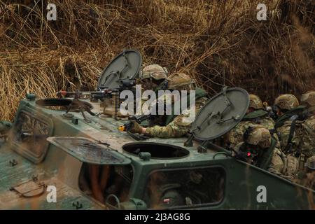 Les parachutistes américains du 1st Bataillon, 508th parachute Infantry Regiment, 3rd Brigade combat Team, 82nd Airborne Division, traversent une rivière dans un vaisseau amphibie polonais lors d'un exercice d'entraînement combiné près de Zamosc, Pologne, mars 31. L'équipe de combat de 3rd Brigade, 82nd Airborne Division, est déployée à l'appui du Commandement européen des États-Unis afin d'assurer nos alliés et de prévenir toute agression contre l'Alliance de l'OTAN. (É.-U. Photo de l'armée par Sgt. Garrett Ty Whitfield) Banque D'Images