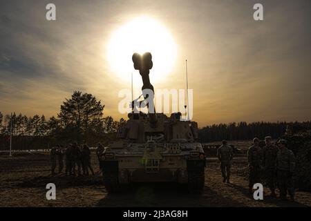 Photo d'un obusier de Paladin M109A6 pendant une exposition statique tenue pour commencer l'exercice Rising Griffin à la zone d'entraînement de Pabrade, Lituanie, le 31 mars 2022. Les membres de l'Alliance de l'Atlantique Nord qui ont participé à l'événement ont présenté certaines de leurs capacités de protection de la force pour rassurer leurs alliés de leur dévouement envers leur défense commune. (É.-U. Photo de la Garde nationale de l'armée par le Sgt. Agustín Montañez) Banque D'Images