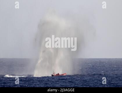 MER DES PHILIPPINES (20 mars 2022) le destroyer-missile guidé de classe Arleigh Burke USS Higgins (DDG 76) se lance à une cible simulée. Higgins est affecté au commandant de la Force opérationnelle (CTF) 71/Destroyer Squadron (DESRON) 15, le plus grand DESRON déployé à l’avant de la Marine et la principale force de surface de la flotte américaine 7th. (É.-U. Photo de la Marine par Mark Johnson, spécialiste en chef du renseignement) Banque D'Images