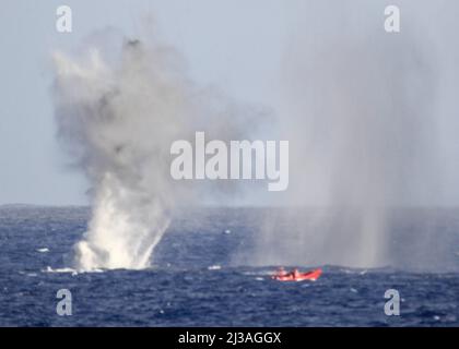 MER DES PHILIPPINES (20 mars 2022) le destroyer-missile guidé de classe Arleigh Burke USS Higgins (DDG 76) se lance à une cible simulée. Higgins est affecté au commandant de la Force opérationnelle (CTF) 71/Destroyer Squadron (DESRON) 15, le plus grand DESRON déployé à l’avant de la Marine et la principale force de surface de la flotte américaine 7th. (É.-U. Photo de la Marine par Mark Johnson, spécialiste en chef du renseignement) Banque D'Images